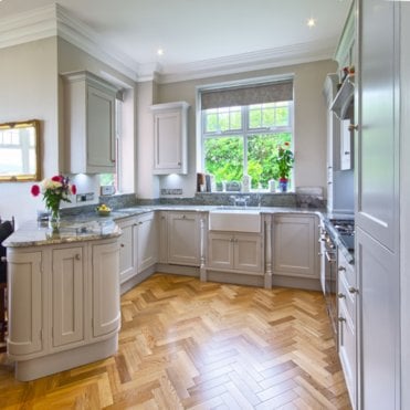 Smooth Lacquered Herringbone Engineered Oak Parquet Wood Flooring 18/5mm x 90mm x 400mm